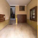 ...per accedere a un adrone che cela una bassa porta in legno